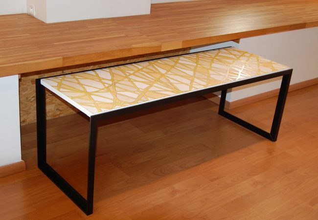 Toile motif jaune et orange, sur un cadre en forme de table