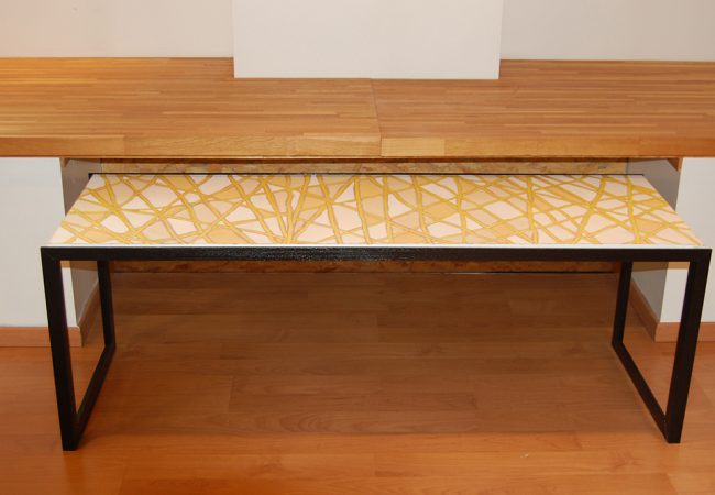 Toile motif jaune et orange, sur un cadre en forme de table