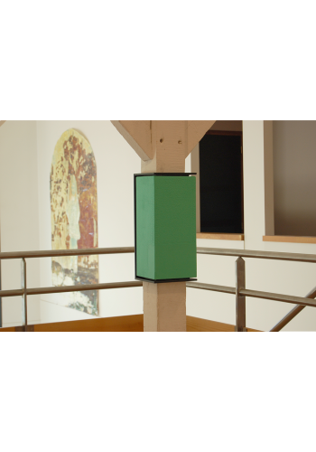 Toile verte entouré autour d'une poutre