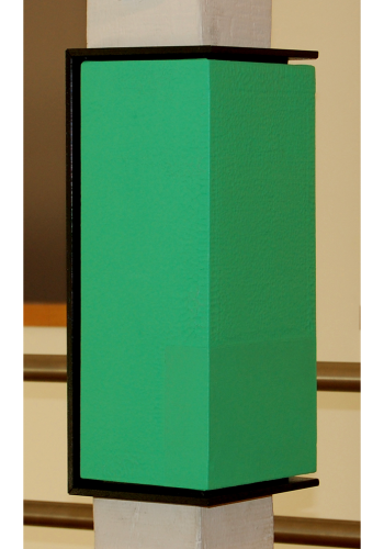 Toile verte entouré autour d'une poutre