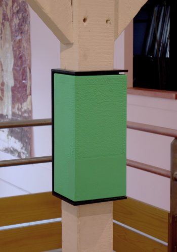 Toile verte entouré autour d'une poutre