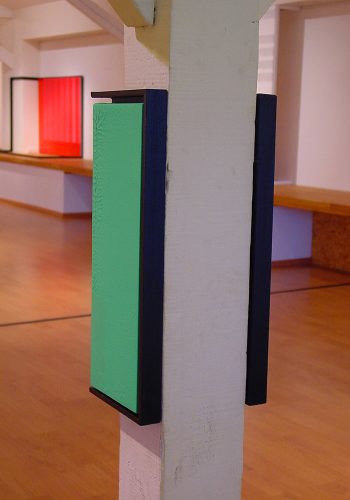 Toile verte entouré autour d'une poutre