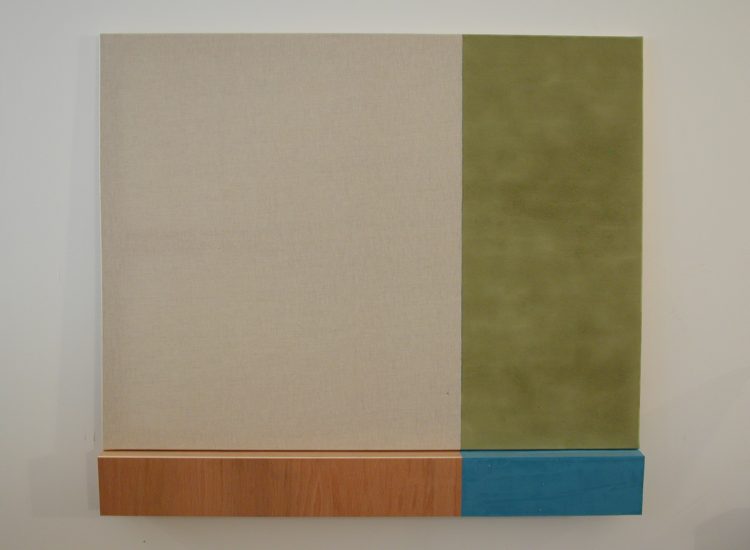 Toile beige et vert sur socle en bois nature et bleu