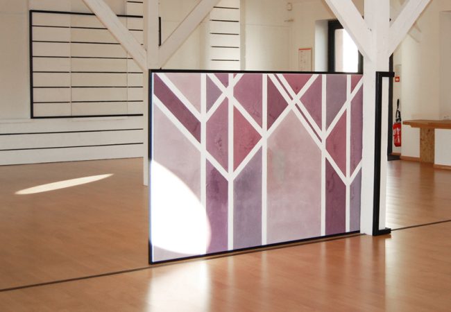 Toile reprenant les motifs des poutres en bois de la pièce avec un camaïeu de violet. Le cadre étant enrouler autour d'une poutre.