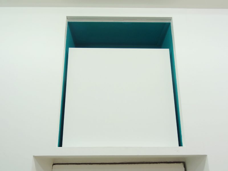 Toile blanche sur fond bleu au dessus d'une porte